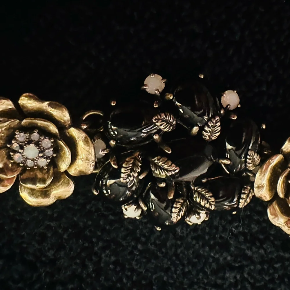 Exquisite Chloe + Isabel Black and Goldtone Floral Bracelet Intricate Accents - Picture 16 of 16
